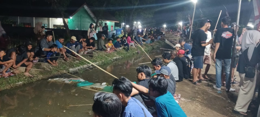 Meriah Warga Kayangan berebut ikan Lele di kegiatan Mancing Bersama